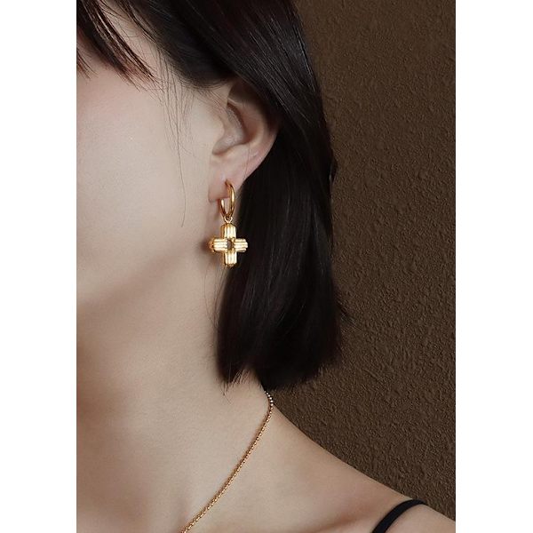 Noorzai Scandinavia - Øreringe med kryds minimalistisk guld 18K Gold one size