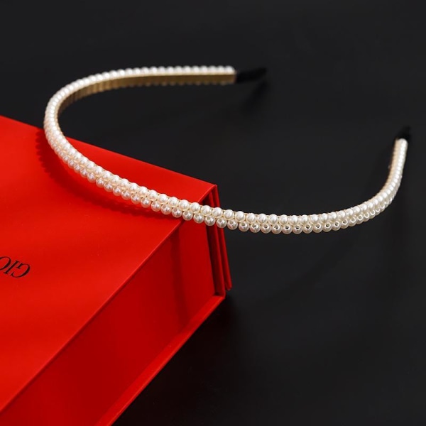 Håndlaget luksusdiadem i metall med perlebånd White one size