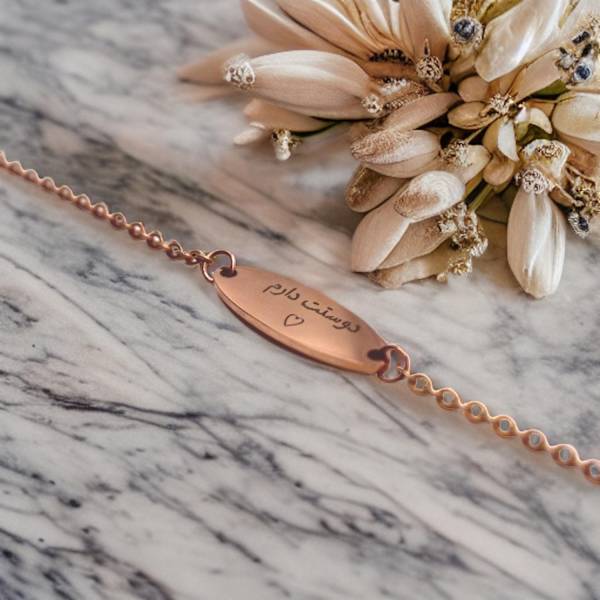 Ruusukultainen rannekoru, jossa teksti "Dostat daram" persialaisessa joululahjassa Pink gold one size