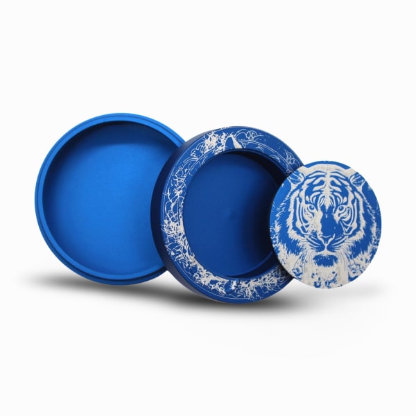 Blå snusdåse i aluminium med motiv af en tiger og omgivende møns Blue