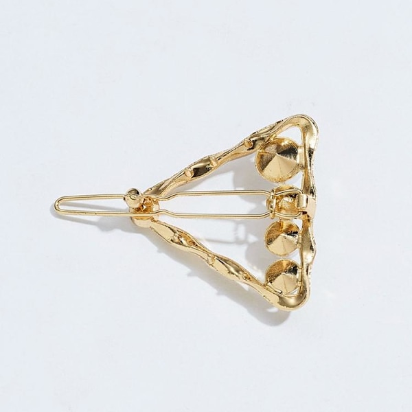 Beautiful hair clip with rhinestones and pearls in the  triangle Gold one size
