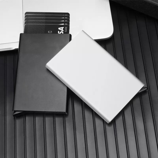 Minimalistinen musta luottokorttikotelo valkoisella kuviolla - k Black