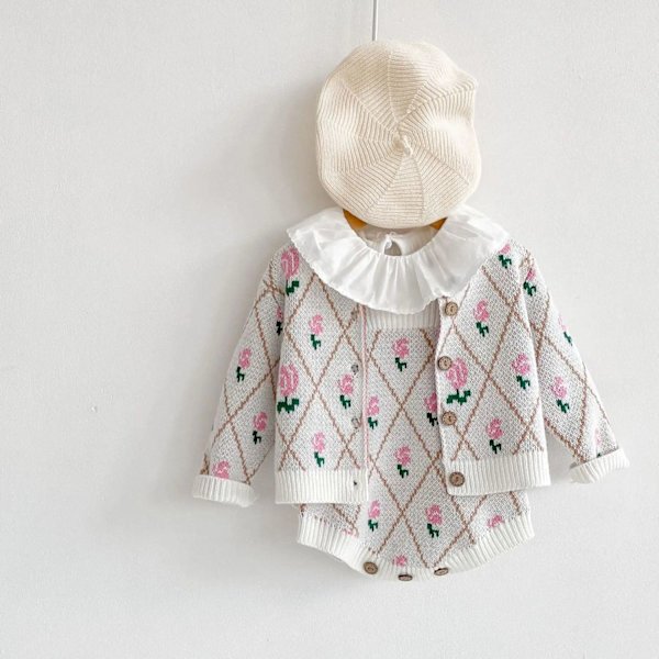 Yhteensopiva neuletakki ja shortsit ruusukuvioisella retroklassikkotyylillä White Romper 7-12 months