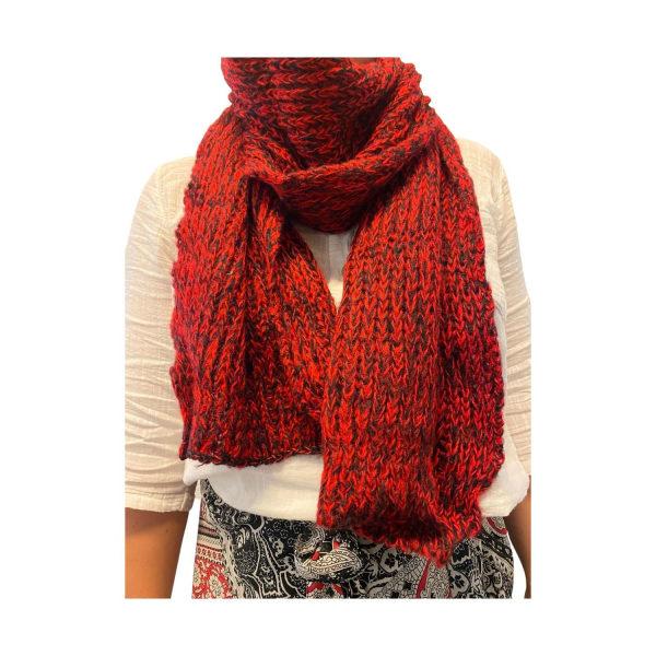 Stor lång fluffig halsduk i varmt material vackert stickad Red one size