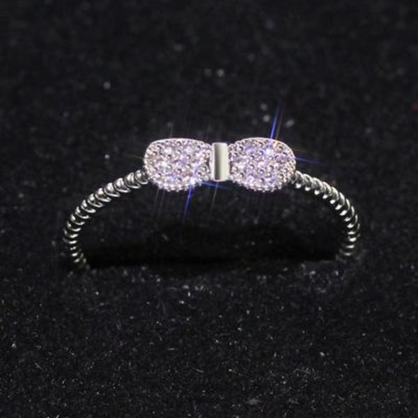 Lille elegant ring med sløjfe i zirkonsten Silver one size