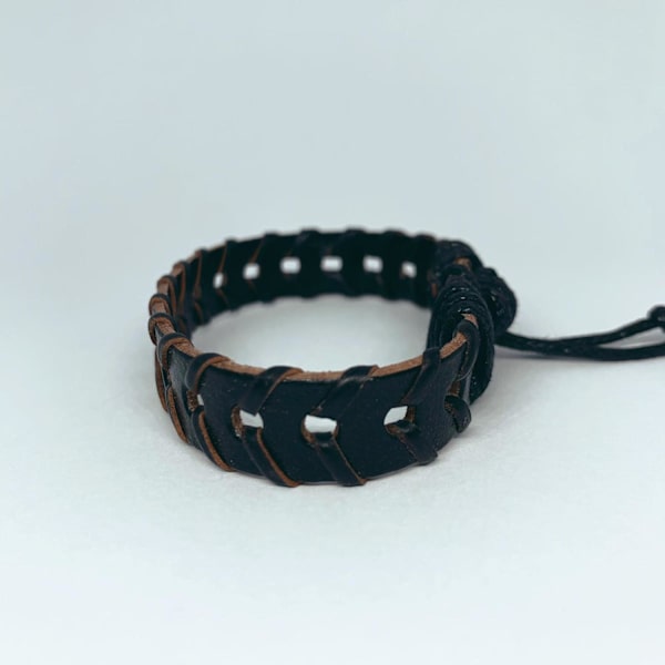 Ett handgjort armband för män små hål band svart Svart one size