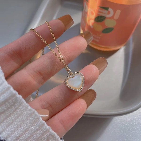 Vintage-tyylinen kaulakoru sydän helmiäiskultaisella pitsillä 18K Gold one size