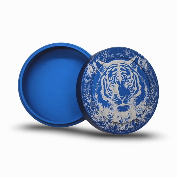 Blå snusboks i aluminium med motiv av en tiger og omkringliggend Blue