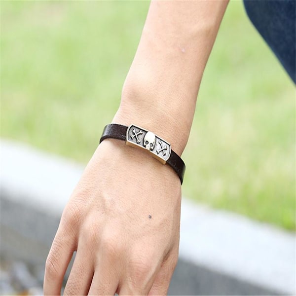 Brunt armband i äkta läder med dödskalle i guld och magnet Brun one size
