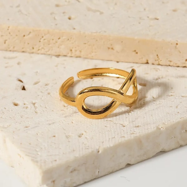 Kullattu sormus ikuisuuden symbolilla sopii kaikille kullatuille Gold one size