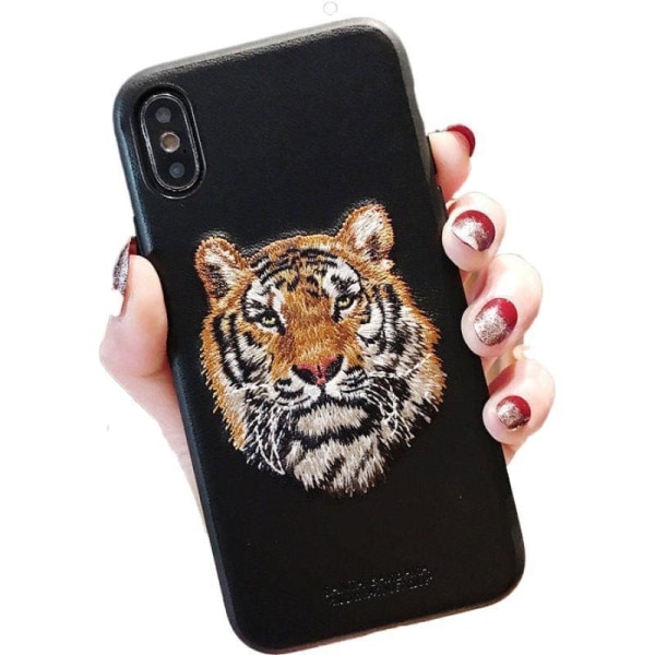 iPhone 13, Pro &amp; Max svart broderat skal m tiger veganskt läder Black one size