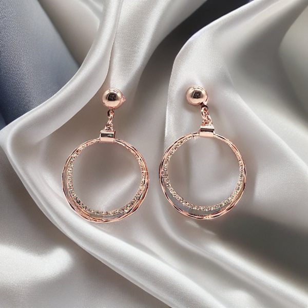 Korvakorut, joissa on kolminkertaiset sormukset ja strassit, jotka luovat lumoavan ruusukultaisen ilmeen Pink gold one size