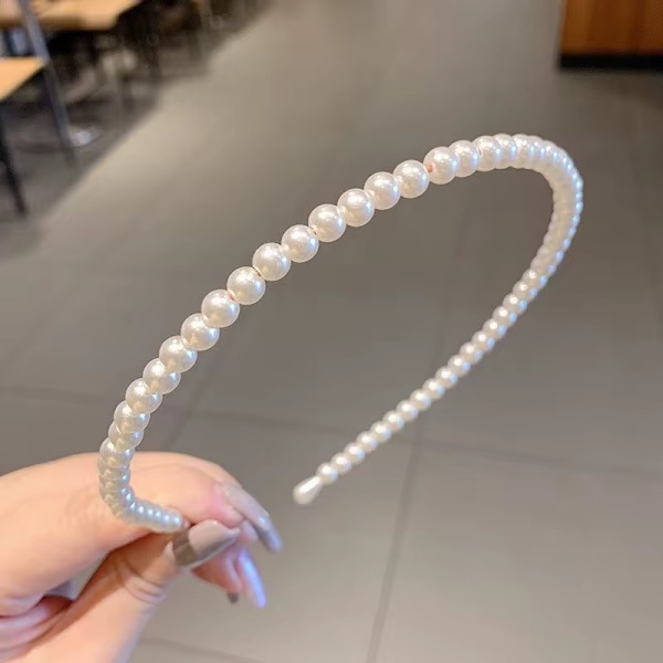 Tyylikäs helmitiara valkoisilla jäljitelmillä - klassinen hiusasusne juhliin ja häihin White one size