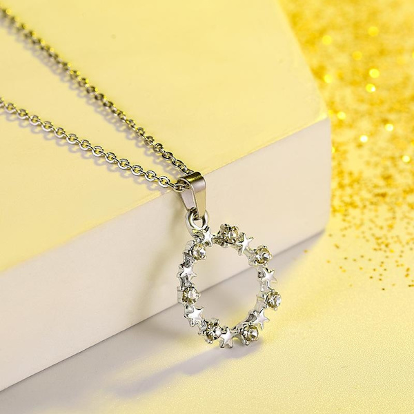 Kaunis hopeoitu kaulakoru, jossa jouluseppele ja tekojalokivitähtiä Silver one size