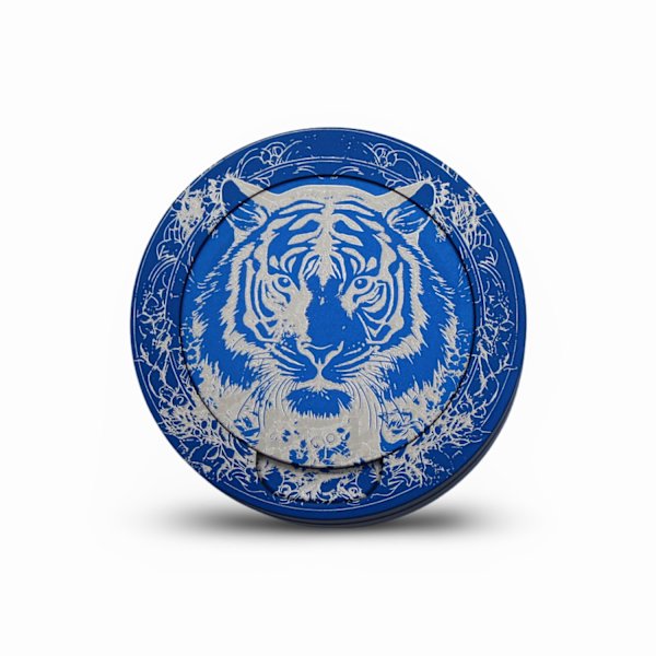 Blå snusdosa i aluminium med motiv av en tiger och omgivande mönster Blå