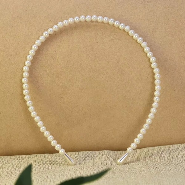 Tyylikäs helmitiara valkoisilla jäljitelmillä - klassinen hiusasusne juhliin ja häihin White one size
