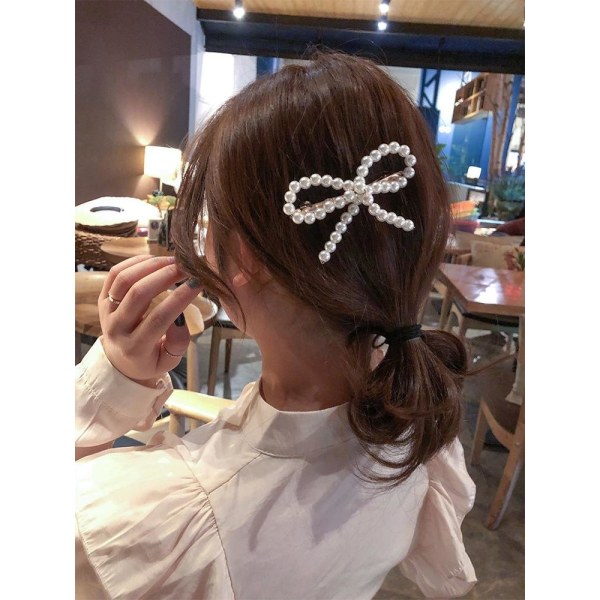 Hair clip with beads in the shape of a bow White one size