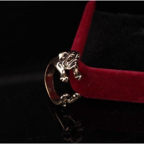 Ring med mops hund som kramar fingret Gold one size