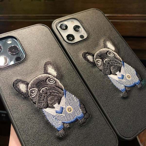 iPhone 12 & 12 Pro etui med broderet mops kunstlæder hund Black one size