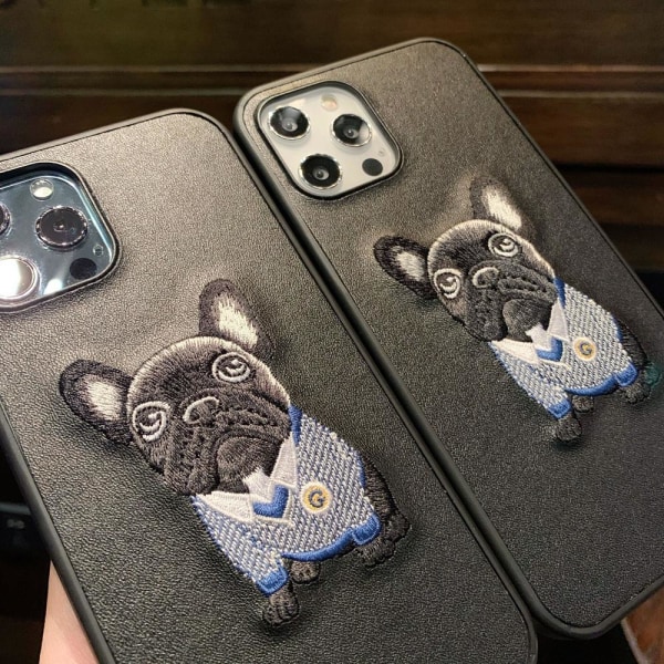 iPhone 12 & 12 Pro Skal med broderad mops konstgjort läder hund Svart one size