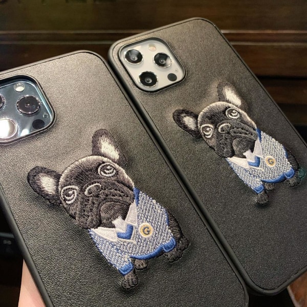 iPhone 12 Pro Max Skal med broderad mops konstgjort läder hund Svart one size