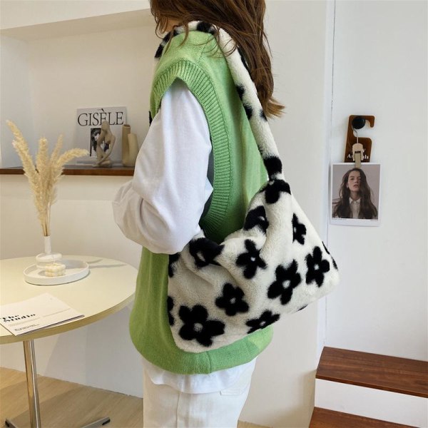 Fluffy taske med skulderrem i imiteret pels sort hvide blomstert 288c | Black | Natur & Miljø | Fyndiq