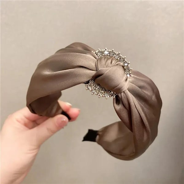 Kaunis leveä satiininen diadem solmulla ja solki timanteilla Brown one size