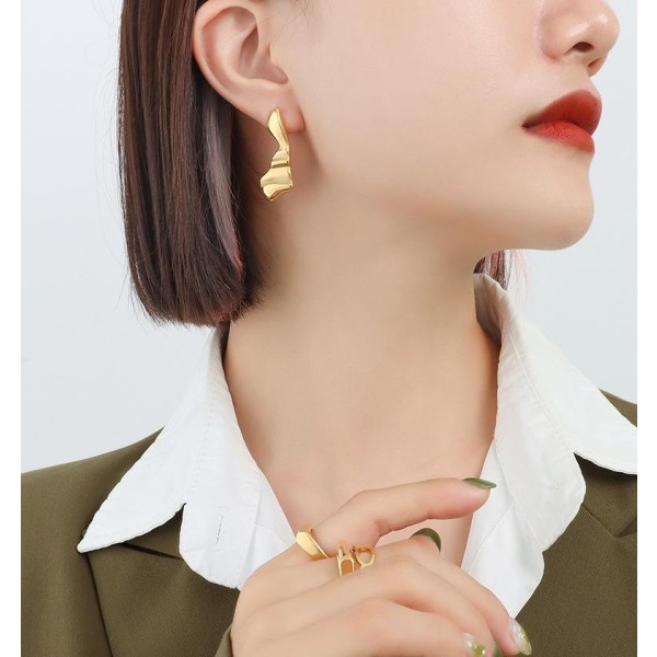 Noorzai Scandinavia -Geometriske øredobber 18K gull ujevn '' studs '' Gold one size