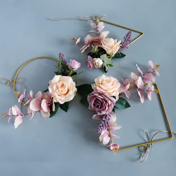 Sett med 3 kunstige blomsterkranser i metallring