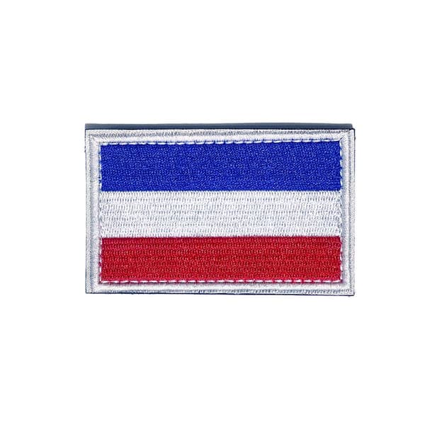 2 brodeeratun kangasmerkin sarja, joissa Serbian lippu