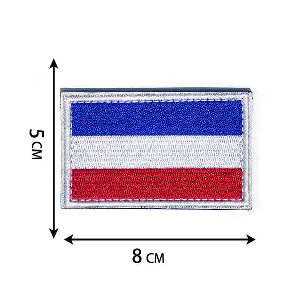 Set med 2 broderade tygmärken med den serbiska flaggan