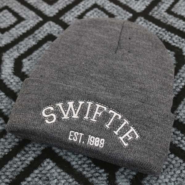 Taylor Swift Strikket Lue Monogram Ull Lue Vinter Pullover - Grå