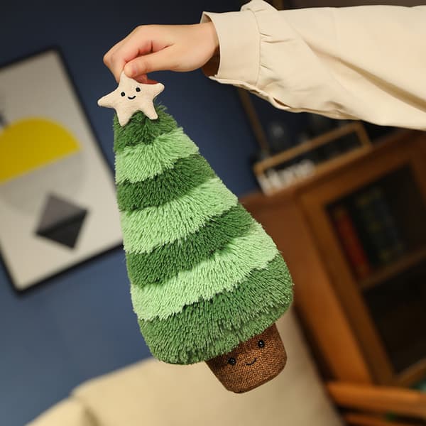 Juleplyspude dekoration med sjov dukke - Patchwork juletræ 30cm
