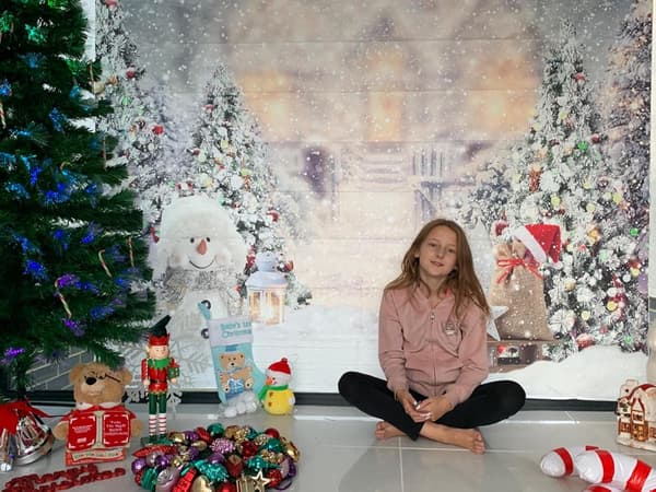 1 stk. Vinterjulebaggrund - Juletræ, Snemand, Snefnug