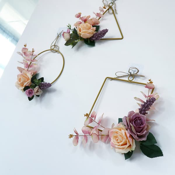 Sett med 3 kunstige blomsterkranser i metallring