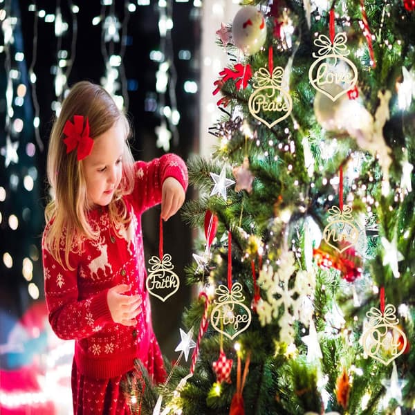 24 stykker julepynt i tre, hule, til å henge på juletreet