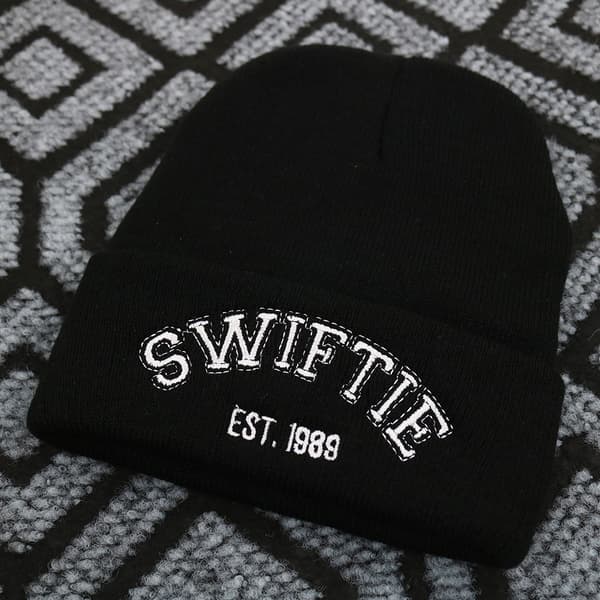 Taylor Swift Strikket Lue Monogram Ull Lue Vinter Pullover - Svart