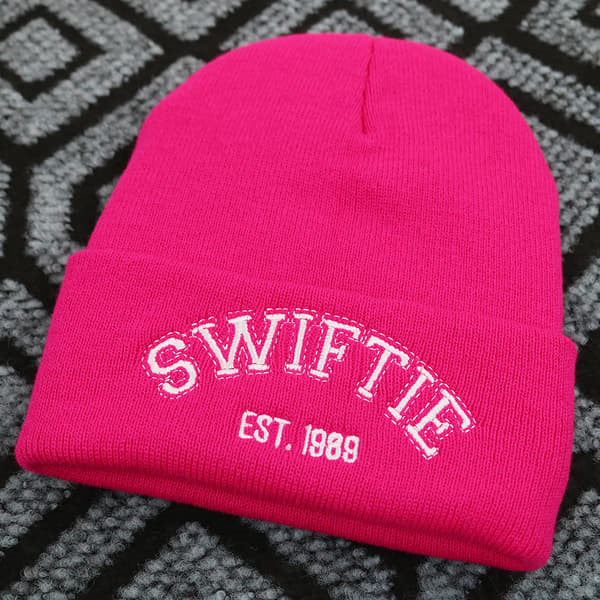 Taylor Swift Strikket Lue Monogram Ull Lue Vinter Pullover Lue - Rose Rød