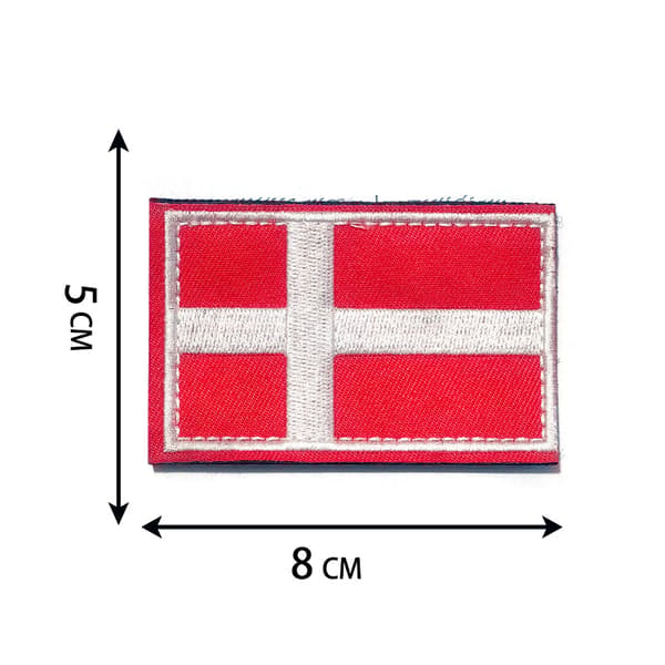 Sett med 2 broderte stoffmerker med dansk flagg
