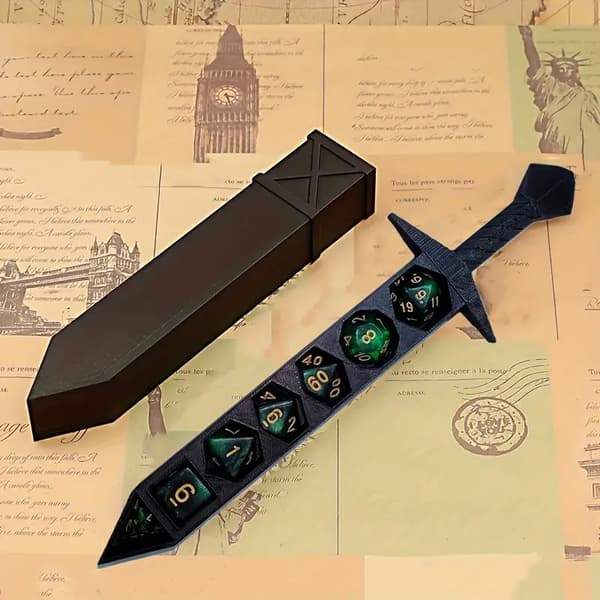 3D-printad svärdformad förvaringslåda med tärningar för DND RPG TRPG A1
