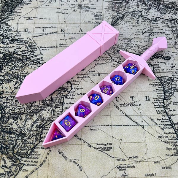 3D-printad svärdformad förvaringslåda med tärningar för DND RPG TRPG A1