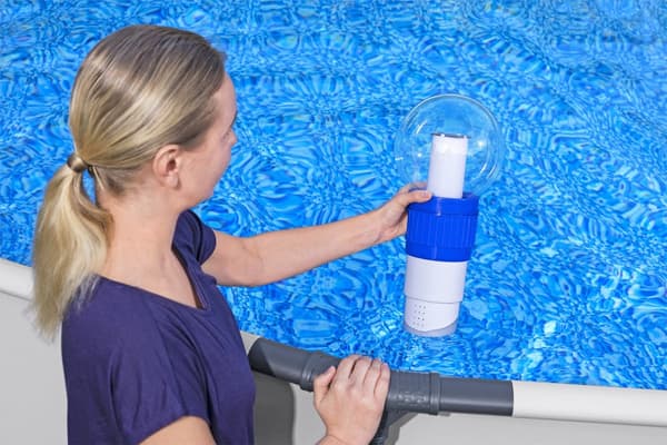 Flytande klor/bromdispenser solcell med LED för 7,6 cm tabletter