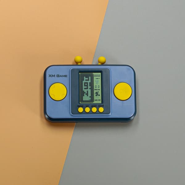 Bärbar retro spelkonsol grå med inbyggda spel, 2x AAA (ingår ej) Blå
