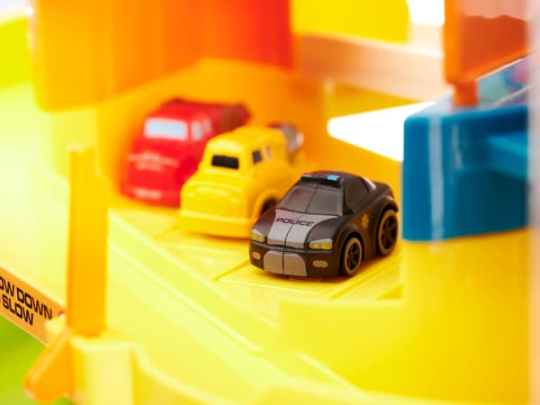 Parkeringshus legetøj 4 niveauer med elektrisk elevator & lyd, 6 biler