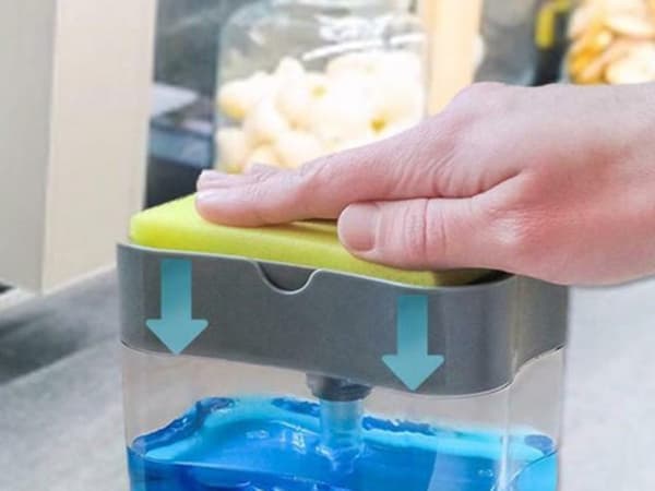 Opvaskemiddeldispenser 250 ml med svamp og drypbakke farvemix