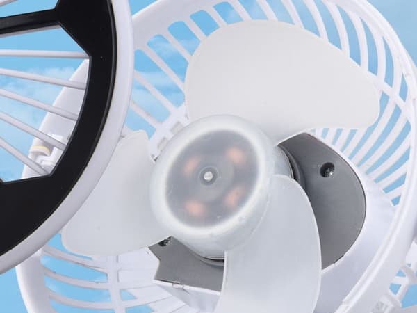 Genopladelig bordventilator med klemme og LED-lys 19 cm