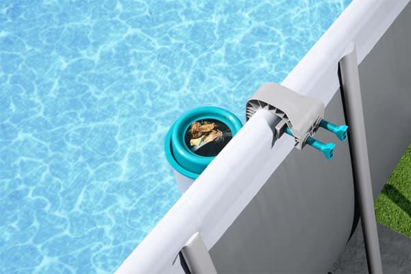 Poolskimmer med justerbart fäste, för uppblåsbar/ram-pool, inkl rör