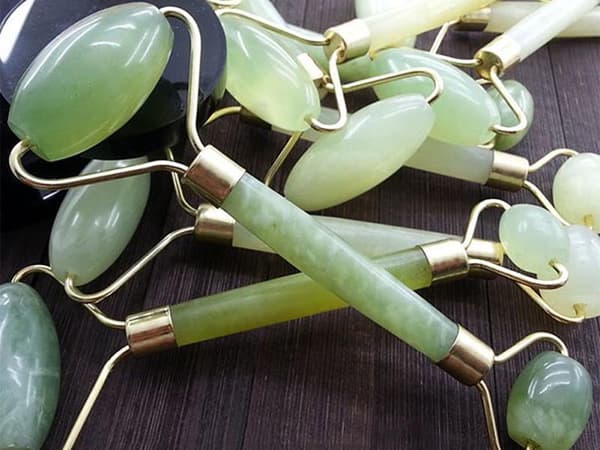 Jade roller ansigtsmassage i jadesten 2 ruller grøn-guld 14 cm