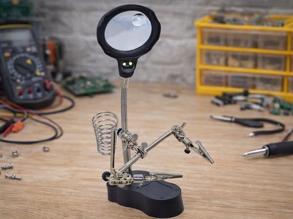 Tredje hånd loddeholder med forstørrelsesglas og 2 LED sort