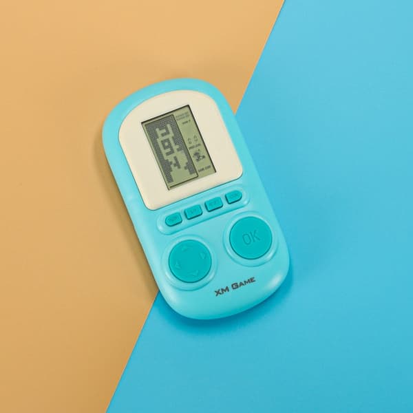 Portabel retro spelkonsol med fallande block, batteridriven, vit/blå